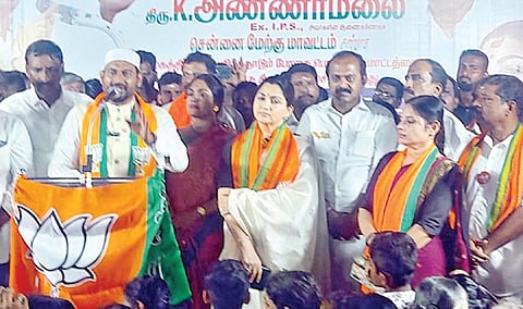 போதைப் பொருள் விவகாரம் தொடர்பாக திமுக அரசுக்கு எதிராக பாஜக சார்பில் நேற்று செங்குன்றம் பஸ் நிலையம் அருகே நடைபெற்ற கண்டன ஆர்ப்பாட்டத்தில், பாஜக தேசிய செயற்குழு உறுப்பினர் நடிகை குஷ்பு, சிறுபான்மை பிரிவின் தேசிய செயலாளர் வேலூர் இப்ராஹிம் உள்ளிட்டோர் பங்கேற்றனர்.