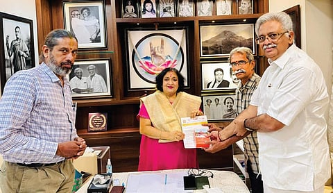 நடிகர் ரஜினிகாந்துக்கு  ராம ஜென்மபூமி தீர்த்த ஷேத்திரா அறக்கட்டளை சார்பில் ராமர் கோயில் சிறப்பு பிரசாதம் வழங்கப்பட்டது. பிரசாதத்தை சிவகங்கை மக்களவைத் தொகுதி பாஜக பொறுப்பாளர் ரா.அர்ஜுனமூர்த்தி, தமிழ்நாடு, கேரளா மற்றும் புதுச்சேரி ஆர்எஸ்எஸ் மக்கள் தொடர்பு செயலாளர் பா.பிரகாஷ், சென்னை மாநகர ஆர்எஸ்எஸ் மக்கள் தொடர்புச் செயலாளர் சுதர்சன் ஆகியோர் ரஜினிகாந்தின் மனைவி லதா ரஜினிகாந்திடம் வழங்கினர்.