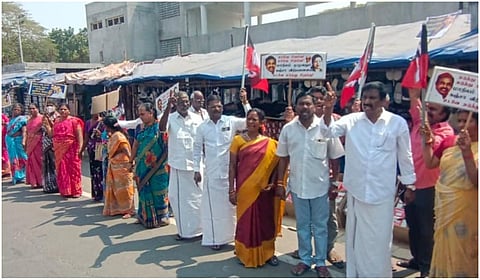 மனித சங்கிலி போராட்டம் நடத்திய அதிமுக