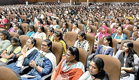 அரசு போட்டித் தேர்வுகளுக்குத் தயாராகும் மாணவர்களுக்கு வழிகாட்டும் நோக்கில் ஈவா ஸ்டாலின் ஐஏஎஸ் அகாடமி வழங்கும் ‘இந்து தமிழ் திசை - வெற்றிப்பாதை ’ என்ற நிகழ்வு குரோம்பேட்டை எஸ்.டி.என்.பி. வைஷ்ணவா கல்லூரியில் நேற்று நடைபெற்றது. இதில் கலந்து கொண்ட மாணவிகள்