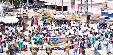 கெங்கவல்லி வட்டம் மண்மலை கிராமத்தில் கட்டப்பட்டுள்ள பூச்சிக்கொல்லி ஆலையை அகற்றக்கோரி, தம்மம்பட்டியில் ஆர்ப்பாட்டத்தில் ஈடுபட்ட மண்மலை ஊராட்சி மக்கள் நலச்சங்கத்தினர் மற்றும் பொதுமக்கள்.