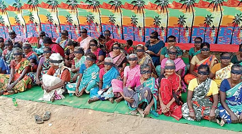 மகளிர் உரிமைத்தொகை கிடைக்கவில்லை எனக் கூறி சாத்தான்குளம் அருகேயுள்ள ஆத்திக்காடு கிராமத்தில் கண்களில் கருப்புத் துணி கட்டி போராட்டத்தில் ஈடுபட்ட பெண்கள்.