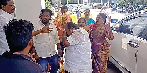 திருச்சி மாநகராட்சி அலுவலகம் முன் தீக்குளிக்க முயன்ற திமுக கவுன்சிலர் காஜாமலை விஜய்.