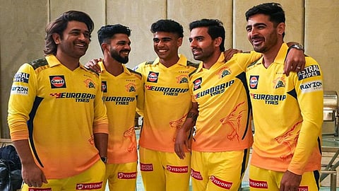 தோனி மற்றும் சென்னை அணி வீரர்கள்