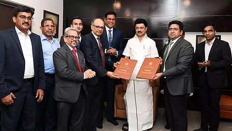 ராணிப்பேட்டையில் ரூ.9,000 கோடியில் டாடா மோட்டார்ஸ் வாகன தொழிற்சாலை அமைப்பதற்கான ஒப்பந்தம் சென்னையில் முதல்வர் ஸ்டாலின் முன்னிலையில் நேற்று கையெழுத்தானது. தொழில், வர்த்தக துறை அமைச்சர் டிஆர்பி ராஜா, துறை செயலர் அருண் ராய், சிப்காட் மேலாண்மை இயக்குநர் செந்தில்ராஜ், டாடா குழும மூத்த அதிகாரிகள் பங்கேற்றனர்.