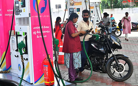 பெட்ரோல், டீசல் விலை ரூ.2 குறைப்பு - நள்ளிரவு முதல் அமல்