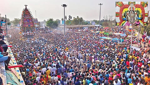 விழுப்புரம் மாவட்டம் மேல்மலையனூரில் நேற்று நடைபெற்ற அங்காளம்மன் கோயில் மாசித் தேரோட்டத்தில் ஆயிரக்கணக்கான பக்தர்கள் வடம் பிடித்து தேர் இழுத்தனர். (உள்படம்) சிறப்பு அலங்காரத்தில் அம்மன்.படங்கள்: எஸ். நீலவண்ணன்