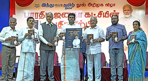 இந்து குழுமத்தின் ‘தமிழ் திசை’ பதிப்பகம் சார்பில், அஜய் சிங் எழுதிய ‘பாரதிய ஜனதா கட்சியின் புதிய சிற்பி' எனும் நூலின் அறிமுக விழா சென்னை எம்ஜிஆர் - ஜானகி கலை, அறிவியல் கல்லூரி வளாகத்தில் நேற்று நடைபெற்றது. இதில் சிறப்பு விருந்தினராகப் பங்கேற்ற பாஜக மாநிலத் தலைவர் அண்ணாமலை நூலை வெளியிட்டார். உடன் காமராஜ் மக்கள் கட்சியின் நிறுவனத் தலைவர்
தமிழருவி மணியன், அரசியலாளர்  கே.எஸ்.ராதாகிருஷ்ணன், பேராசிரியர் சேஷாத்ரி சாரி, ‘இந்து தமிழ் திசை’ நாளிதழ் இயக்குநர் விஜயா அருண், ஆசிரியர் கே.அசோகன், பத்திரிகையாளர் ஷபிமுன்னா உள்ளிட்டோர். படங்கள்: ம.பிரபு