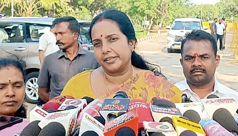தூத்துக்குடி விமான நிலையத்தில் செய்தியாளர்களுக்கு பேட்டியளித்த பாஜக  தேசிய மகளிர் அணி தலைவர் வானதி சீனிவாசன் எம்எல்ஏ