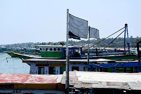 இலங்கை கடற்படையினரால் காரைக்கால், தமிழக மீனவர்கள் 15 பேர் கைது