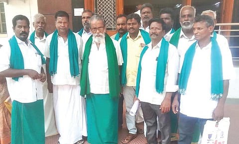 விழுப்புரம் ஆட்சியர் அலுவலகத்துக்கு ஆதரவாளர்களுடன் மனு அளிக்க வந்த தேசிய தென்னிந்திய நதிகள் இணைப்பு சங்கத்தின் நிறுவனத்தலைவர் அய்யாக்கண்ணு.