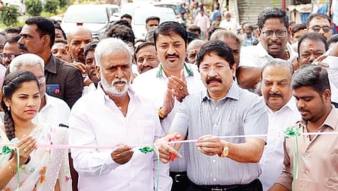 யானைகவுனி பகுதியில் ரயில்வே மேம்பாலம் அமைக்கும் பணியில் முடிவுற்ற ஒருவழிப் பாதையை இந்து சமய, அறநிலையத்துறை அமைச்சர் சேகர்பாபு, தயாநிதி மாறன் எம்.பி. ஆகியோர் திறந்து வைத்தனர். நிகழ்ச்சியில் மேயர் பிரியா உள்ளிட்டோர் கலந்து கொண்டனர்.