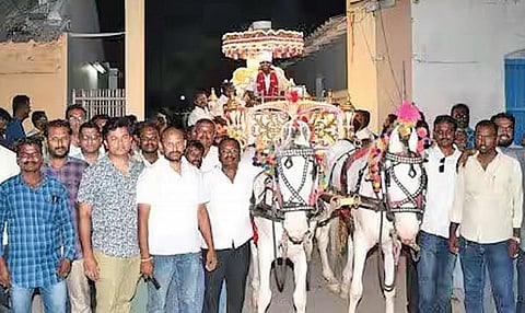 உடுமலையில் ஓய்வு பெற்ற ஆசிரியரை, குதிரைகள் பூட்டிய சாரட் வண்டியில் மகிழ்ச்சியுடன் அழைத்துச் சென்ற முன்னாள் மாணவர்கள்.