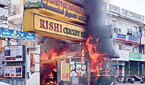 நாவலூரில் டீக்கடையில் தீ விபத்து: ரூ.5 லட்சம் மதிப்புள்ள பொருட்கள் சேதம்