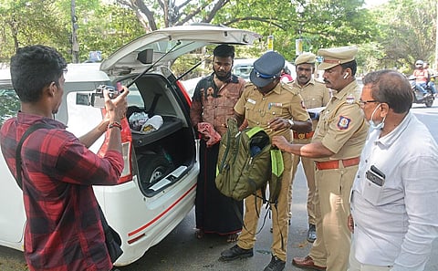 மக்களவைத் தேர்தலை முன்னிட்டு, தேர்தல் பறக்கும் படை அதிகாரிகள் காவலர்களுடன் இணைந்து சென்னை அண்ணாநகரில் நேற்று வாகன சோதனையில் ஈடுபட்டனர். படம்: எஸ்.சத்தியசீலன்