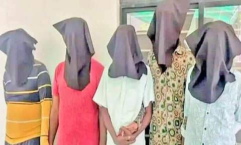 முகேஷ் அம்பானி இல்ல திருமணத்தில் ரூ.10 லட்சம் பொருட்களை திருடியதாக 5 பேர் கைது