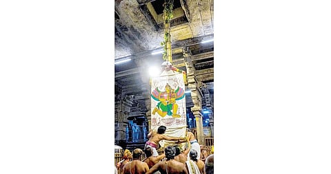 ஸ்ரீரங்கம் ரங்கநாதர் கோயிலில் நேற்று நடைபெற்ற கொடியேற்றம்.