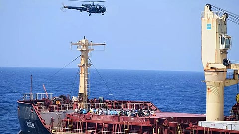 40 மணி நேர போாரட்டத்துக்குப்பின் கடத்தப்பட்ட சரக்கு கப்பலை மீட்டது இந்திய கடற்படை: 35 சோமாலிய கொள்ளையர்கள் சரண்