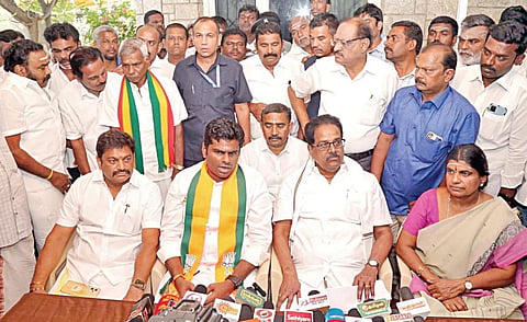 திருப்பூரில் நேற்று கொமுக நிறுவனர் பெஸ்ட் ராமசாமி வீட்டில் செய்தியாளர்களை சந்தித்த பாஜக மாநில தலைவர் அண்ணாமலை, பெஸ்ட் ராமசாமி உள்ளிட்டோர்.