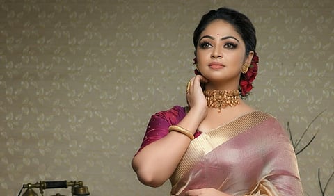 சாலை விபத்தில் நடிகை அருந்ததி நாயர் படுகாயம்