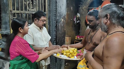 திருவண்ணாமலை அண்ணாமலையார் கோயிலில் சுவாமி தரிசனம் செய்த அமமுக பொதுச் செயலாளர் டிடிவி தினகரன்.