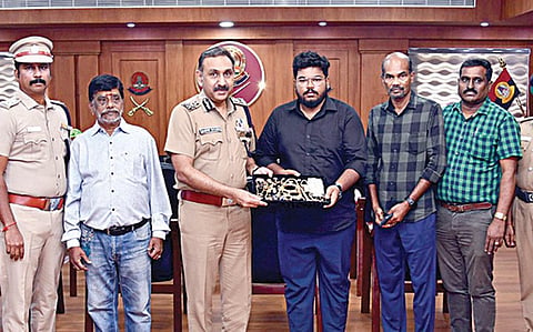பெண் ஒருவர் தவறவிட்ட 40 பவுன் தங்க நகை, ரூ.61 ஆயிரம் ரொக்கத்தை காவல்துறையிடம் ஒப்படைத்த முதியவர் சுந்தரம் மற்றும் உதவி ஆணையர் புருஷோத்தமன் தலைமையிலான தனிப்படை போலீஸாருக்கு பாராட்டு தெரிவிக்கும் காவல் ஆணையர் சந்தீப் ராய் ரத்தோர்.