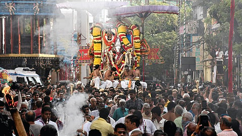சென்னை மயிலாப்பூர் கபாலீஸ்வரர் கோயில் பங்குனித் திருவிழாவை முன்னிட்டு, அதிகார நந்தி வாகனத்தில் நேற்று வீதி உலா வந்த கபாலீஸ்வரர் மற்றும் கற்பகாம்பாள். படம்: எஸ்.சத்தியசீலன்