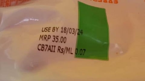 உதகையில் ஆவின் பாலில் புழுக்கள்: உணவு பாதுகாப்புத் துறை அதிகாரி சோதனை