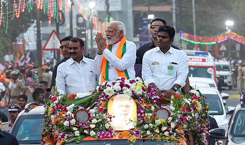 கோவையில் பிரதமர் நரேந்திர மோடிக்கு 3 டன் மலர்கள் தூவி உற்சாக வரவேற்பு