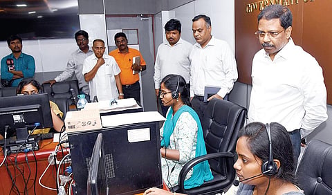 மக்களவைத் தேர்தலுக்காக சென்னை தலைமைச் செயலகத்தில் இயங்கிவரும் மாநில அளவிலான வாக்காளர் குறைதீர்க்கும் மையத்தை தமிழக தலைமை தேர்தல் அதிகாரி சத்யபிரத சாஹூ நேற்று ஆய்வு செய்தார்.