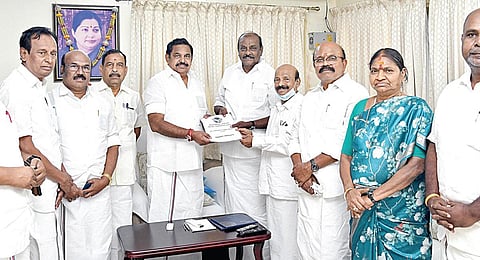 அதிமுகவின் வரைவு தேர்தல் அறிக்கை: பழனிசாமியிடம் குழுவினர் வழங்கினர்