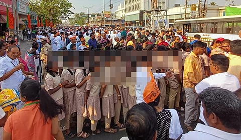கோவையில் பிரதமர் மோடி வாகன பேரணியில் சீருடையுடன் நிறுத்தப்பட்ட பள்ளி மாணவர்கள்.