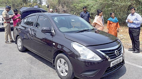 திருவள்ளூர் மாவட்டம், திருத்தணி அருகே சென்னை-திருப்பதி தேசிய நெடுஞ்சாலையில் உள்ள பொன்பாடி போக்குவரத்து சோதனை சாவடியில் அதிகாரிகள் தீவிர வாகன சோதனையில் ஈடுபட்டு வருகின்றனர். இப்பணியை மாவட்ட தேர்தல் அலுவலரும், ஆட்சியருமான பிரபுசங்கர் நேற்று ஆய்வு செய்தார். திருத்தணி கோட்டாட்சியர் தீபா, வட்டாட்சியர் மதியழகன் உள்ளிட்டோர் உடனிருந்தனர்.