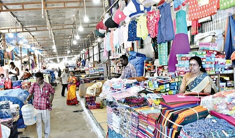 தேர்தல் நடைமுறைகளால், வெளிமாநில வியாபாரிகள் வராத நிலையில், ஈரோடு கனி ஜவுளிச்சந்தையில் வர்த்தகம் பாதிக்கப்பட்டது.