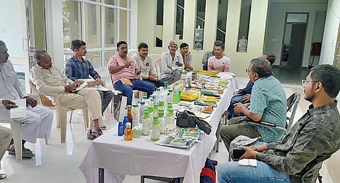 தென்னை மகத்துவ மையத்தில் நவீன தொழில்நுட்பங்கள்: உடுமலையில் கண்டு வியந்த குஜராத் விவசாயிகள்