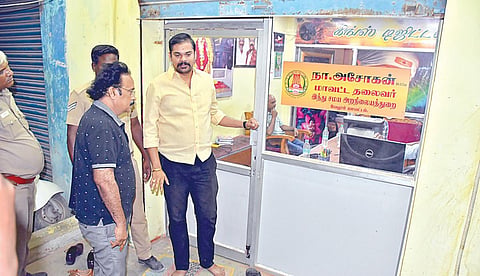வேலூர் தோட்டப்பாளையம் பகுதியில் உள்ள இந்து சமய அறநிலையத் துறை மாவட்டத் தலைவரும், திமுக பிரமுகருமான அசோகனின் அச்சகத்தில் நேற்று இரவு சோதனை மேற்கொண்ட வருமான வரித் துறை அதிகாரிகள். படம்: வி.எம்.மணிநாதன்