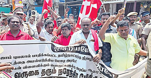 பிரதமர் மோடியின் சேலம் வருகைக்கு எதிர்ப்புத்  தெரிவித்து கொண்டலாம்பட்டி ரவுண்டானா பகுதியில் கருப்புக் கொடியுடன் போராட்டம் நடத்திய கம்யூனிஸ்ட் கட்சியினர்.