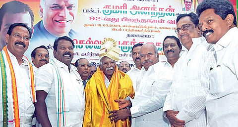 காங்கிரஸ் மூத்த தலைவர் குமரி அனந்தனின் 92-வது பிறந்தநாளை
யொட்டி, தமிழக காங்கிரஸ் தலைவர் செல்வப்பெருந்தகை , முன்னாள்
தலைவர்கள் தங்கபாலு, திருநாவுக்கரசர் , ஈ.வி.கே .எஸ்.இளங்கோவன்
உள்ளிட்டோர் பொன்னாடை அணிவித்து வாழ்த்தினர் . படம்: ம.பிரபு