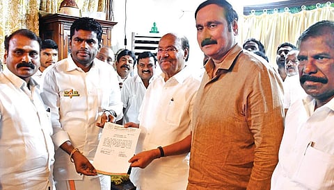 கூட்டணி ஒப்பந்தத்துடன் ராமதாஸ், அண்ணாமலை. உடன் அன்புமணி, 
 எல்.முருகன், ஜி.கே.மணி. 
| படம் : எம்.சாம்ராஜ் |