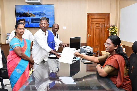 மதுரை நாடாளுமன்ற தொகுதிக்கு முதல் வேட்பாளராக வேட்பு மனு தாக்கல் செய்த போஸ்டர் முத்துசாமி | படம்: எஸ்.கிருஷ்ணமூர்த்தி.