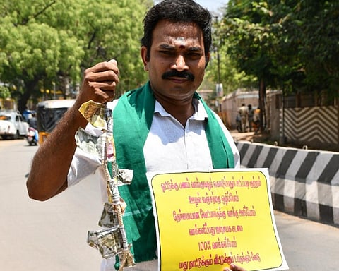 கையில் தூக்குக் கயிறு... மதுரையில் வேட்புமனு தாக்கல் | கவனம் ஈர்க்கும் சுயேச்சை வேட்பாளர்
