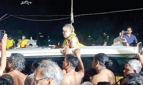 இரண்டு ஆண்டுகளுக்கு பிறகு காஞ்சிபுரம் வந்த சங்கர மடத்தின் பீடாதிபதி ஸ்ரீ விஜயேந்திர சரஸ்வதி சுவா மிகளை வரவேற்கும் பக்தர்கள்.