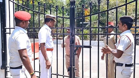 மக்களவைத் தேர்தலையொட்டி புதுச்சேரி சட்டப்பேரவை வாயிற்கதவுகள் மூடல்