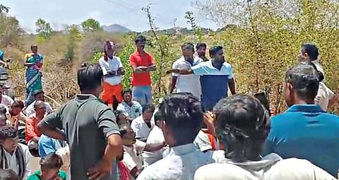 வனத்துறையைக் கண்டித்து, தேன்கனிகோட்டை அருகே அய்யூர் வனத்துறை சோதனைச் சாவடி அருகே சாலை மறியலில் ஈடுபட்ட பெட்டமுகிலாளம் பகுதி விவசாயிகளிடம் பேச்சுவார்தை நடத்திய போலீஸார்.