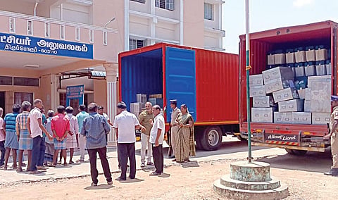 மக்களவைத் தேர்தலில் பயன்படுத்துவதற்காக திருப்போரூர் வட்டாட்சியர் அலுவலகத்துக்கு கொண்டு வரப்பட்ட வாக்குப்பதிவு இயந்திரங்களை வாகனத்தில் இருந்து இறக்கும் பணியில் ஈடுபட்ட ஊழியர்கள்.