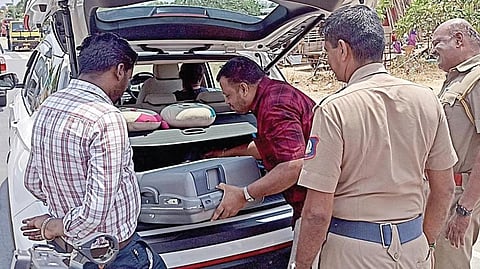 பறக்கும் படையினரின் வாகன சோதனையில் ரூ.6.7 லட்சம் பணத்துடன் சிக்கிய வருமான வரித்துறை அதிகாரிகள்
