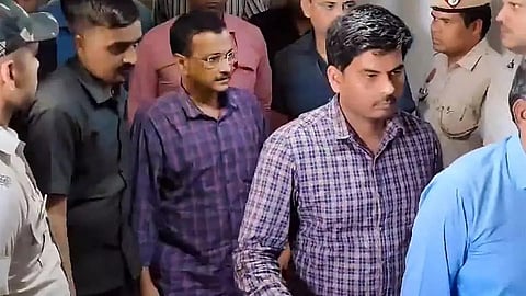 கேஜ்ரிவாலை நீதிமன்றத்தில் ஆஜர்படுத்தியது அமலாக்க துறை: மதுபான கொள்கை ஊழலில் மூளையாக செயல்பட்டதாக வாதம்