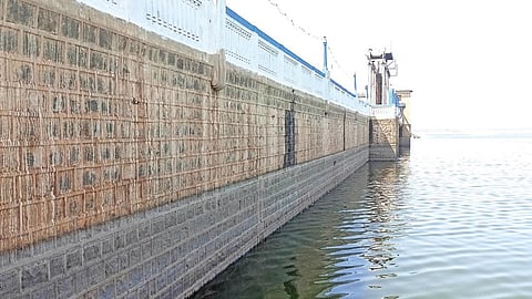 நீர்வரத்து இல்லாததால் நீர்மட்டம் குறைந்து காணப்படும் வைகை அணை.