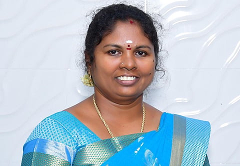 நெல்லை தொகுதி அதிமுக வேட்பாளர் ஜான்சி ராணி