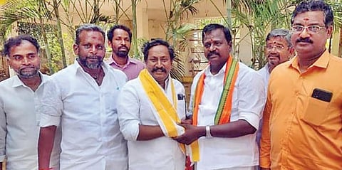 பாஜகவில் இணைய முடிவு செய்துள்ள ப.ராமநாதனை நேற்று சந்தித்து  வாழ்த்து தெரிவித்த தஞ்சாவூர் தொகுதி பாஜக வேட்பாளர் கருப்பு எம்.முருகானந்தம் உள்ளிட்டோர்.
